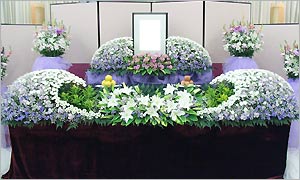 家族葬ファミリーワイドプランの花祭壇イメージ