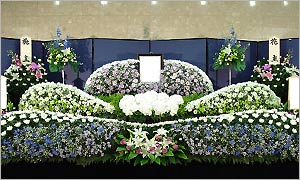 一般葬儀スタンダードデラックスプランの花祭壇イメージ